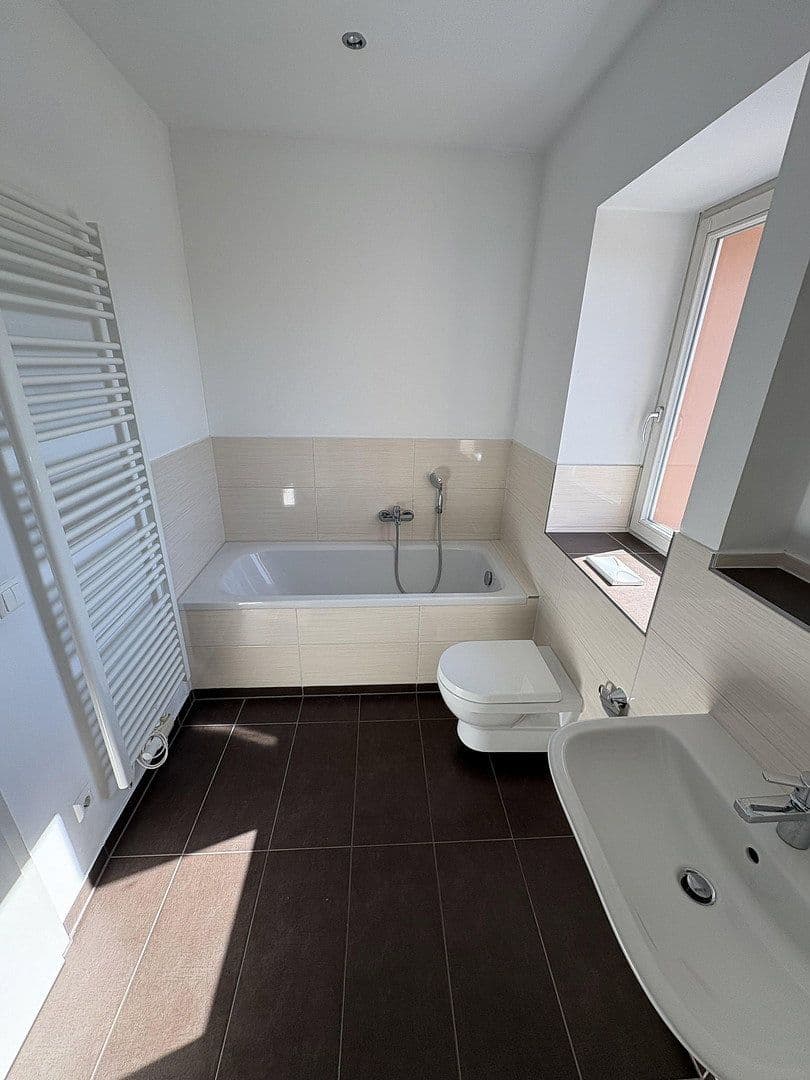 Prenájom bytu 2-izbový 58 m², Engelsdorfer Straße, Leipzig, Sasko Prenájom bytu 2-izbový 58 m², Engelsdorfer Straße, Leipzig, Sasko