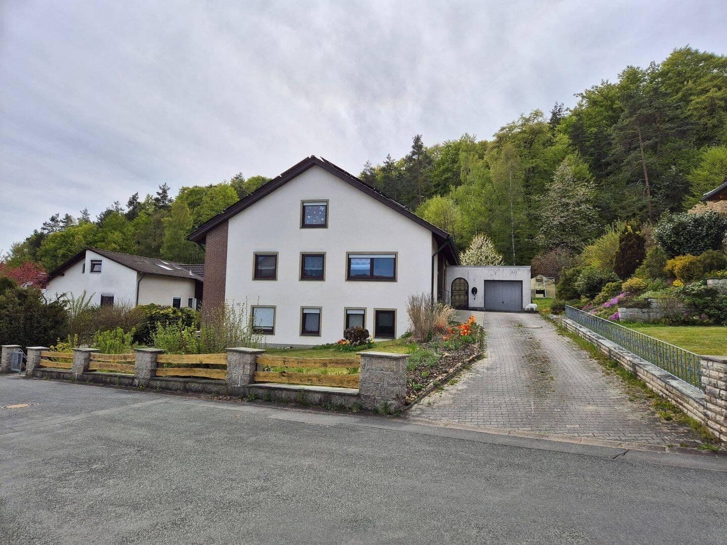 Predaj domu 318 m², pozemek 1.623 m², Neukirchen bei Sulzbach-Rosenberg, Bavorsko Predaj domu 318 m², pozemek 1.623 m², Neukirchen bei Sulzbach-Rosenberg, Bavorsko