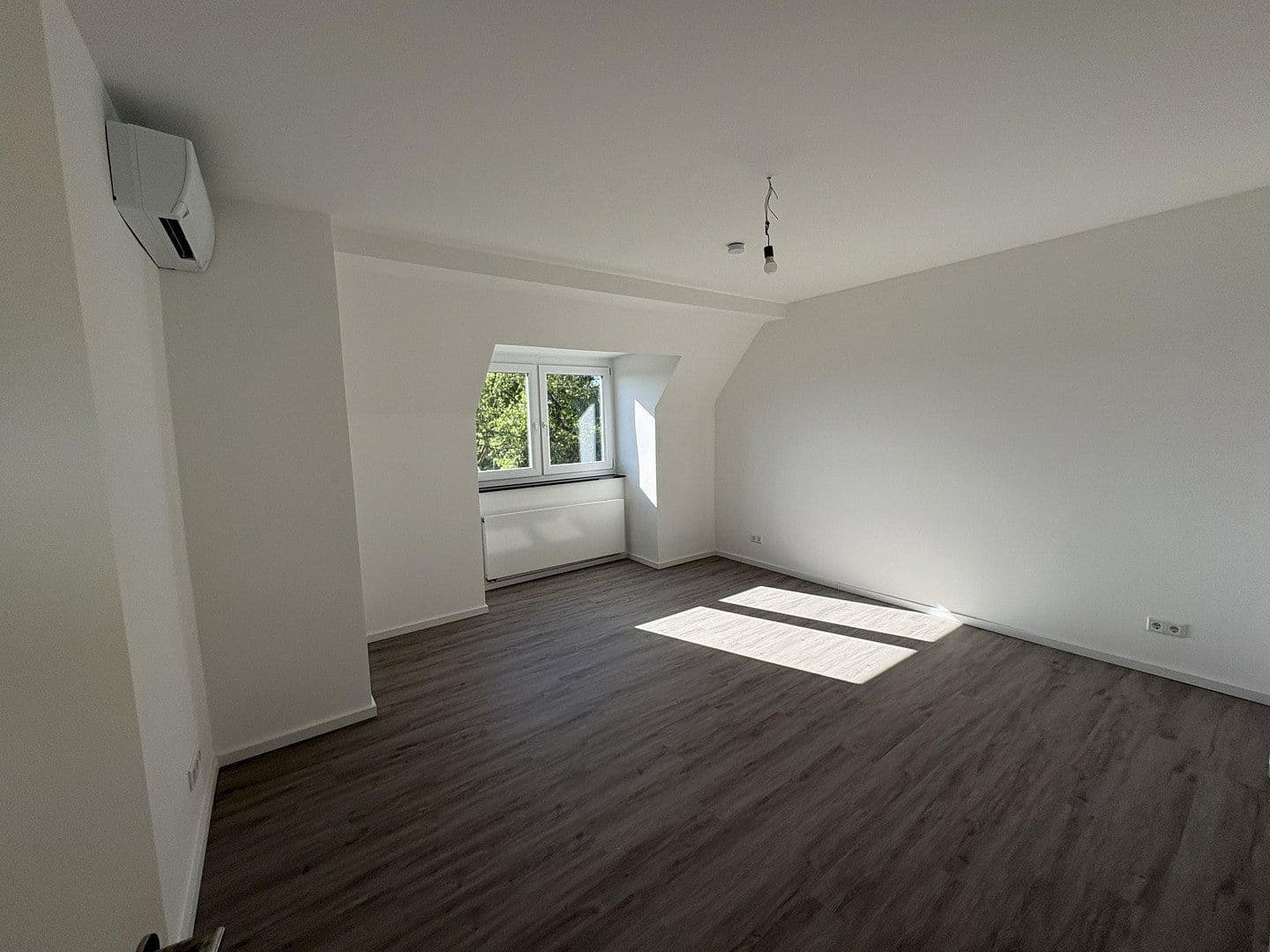 Prenájom bytu 4-izbový 105 m², Luxemburger Str.259, Köln, Severné Porýnie - Westfálsko Prenájom bytu 4-izbový 105 m², Luxemburger Str.259, Köln, Severné Porýnie - Westfálsko