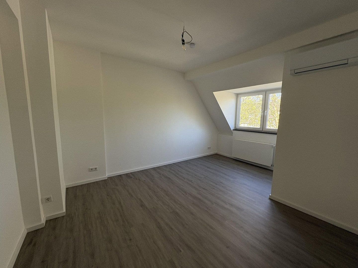 Prenájom bytu 4-izbový 105 m², Luxemburger Str.259, Köln, Severné Porýnie - Westfálsko Prenájom bytu 4-izbový 105 m², Luxemburger Str.259, Köln, Severné Porýnie - Westfálsko
