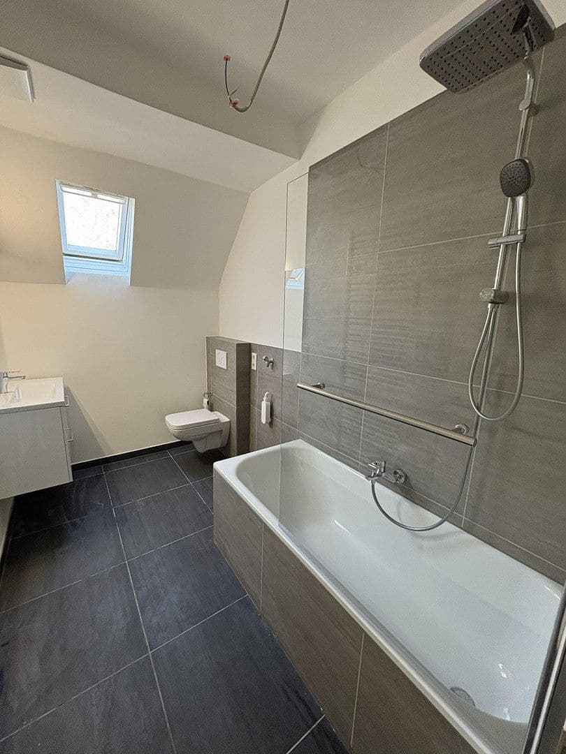 Prenájom bytu 4-izbový 105 m², Luxemburger Str.259, Köln, Severné Porýnie - Westfálsko Prenájom bytu 4-izbový 105 m², Luxemburger Str.259, Köln, Severné Porýnie - Westfálsko