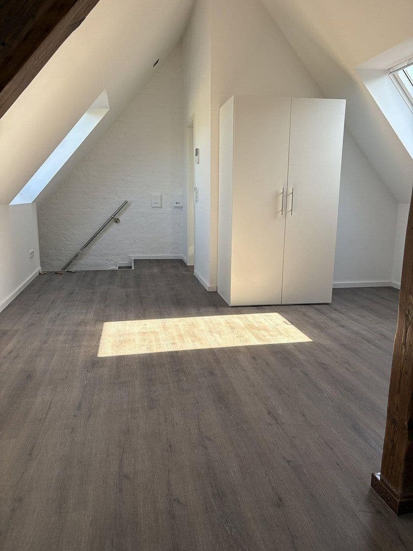 Prenájom bytu 4-izbový 105 m², Luxemburger Str.259, Köln, Severné Porýnie - Westfálsko Prenájom bytu 4-izbový 105 m², Luxemburger Str.259, Köln, Severné Porýnie - Westfálsko