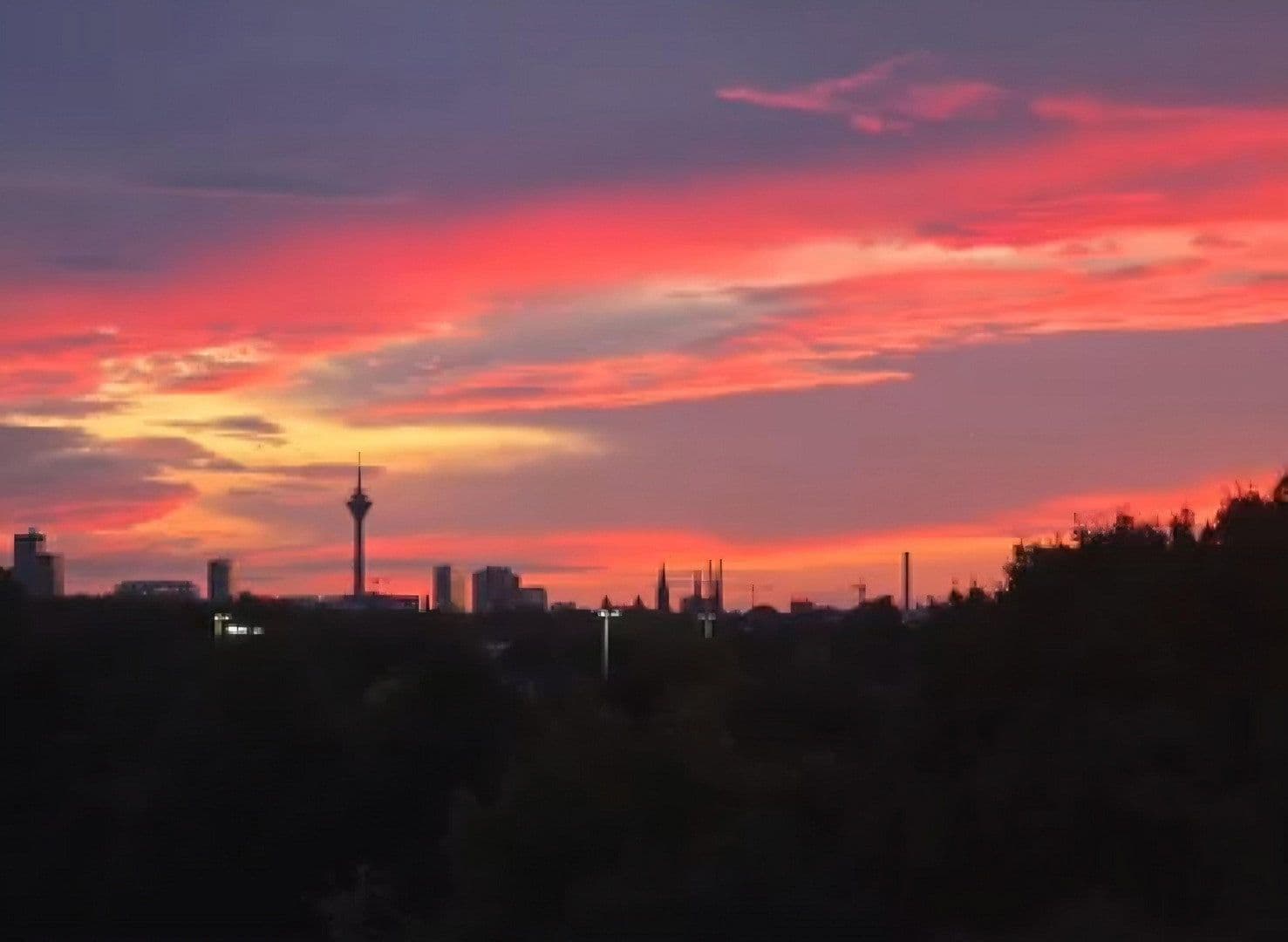 Prenájom bytu 3-izbový 93 m², Josef-Neuberger-Straße 26, Düsseldorf, Severné Porýnie - Westfálsko Prenájom bytu 3-izbový 93 m², Josef-Neuberger-Straße 26, Düsseldorf, Severné Porýnie - Westfálsko