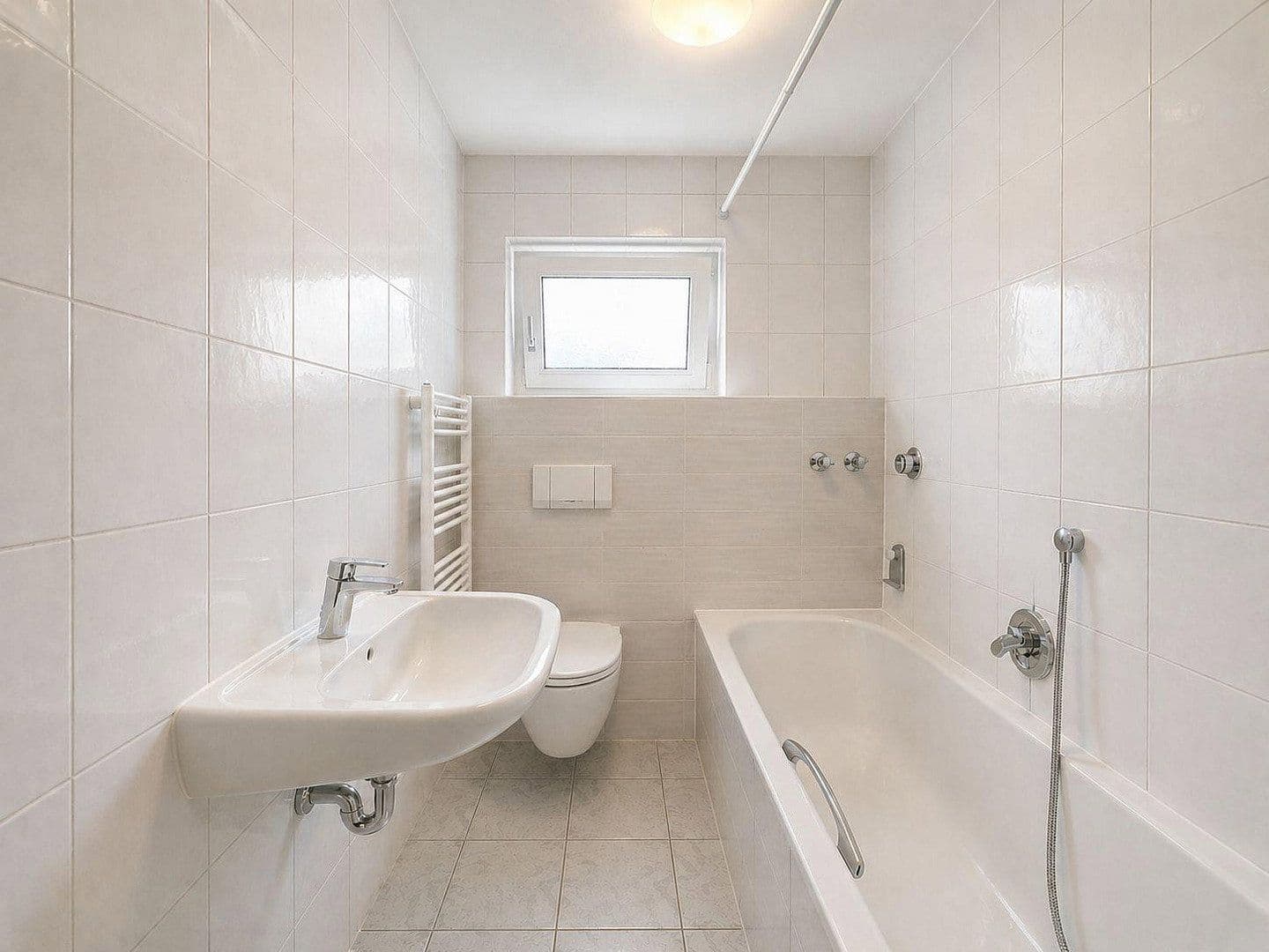 Prenájom bytu 4-izbový 100 m², Rennbaumstr. 114, Leverkusen, Severné Porýnie - Westfálsko Prenájom bytu 4-izbový 100 m², Rennbaumstr. 114, Leverkusen, Severné Porýnie - Westfálsko