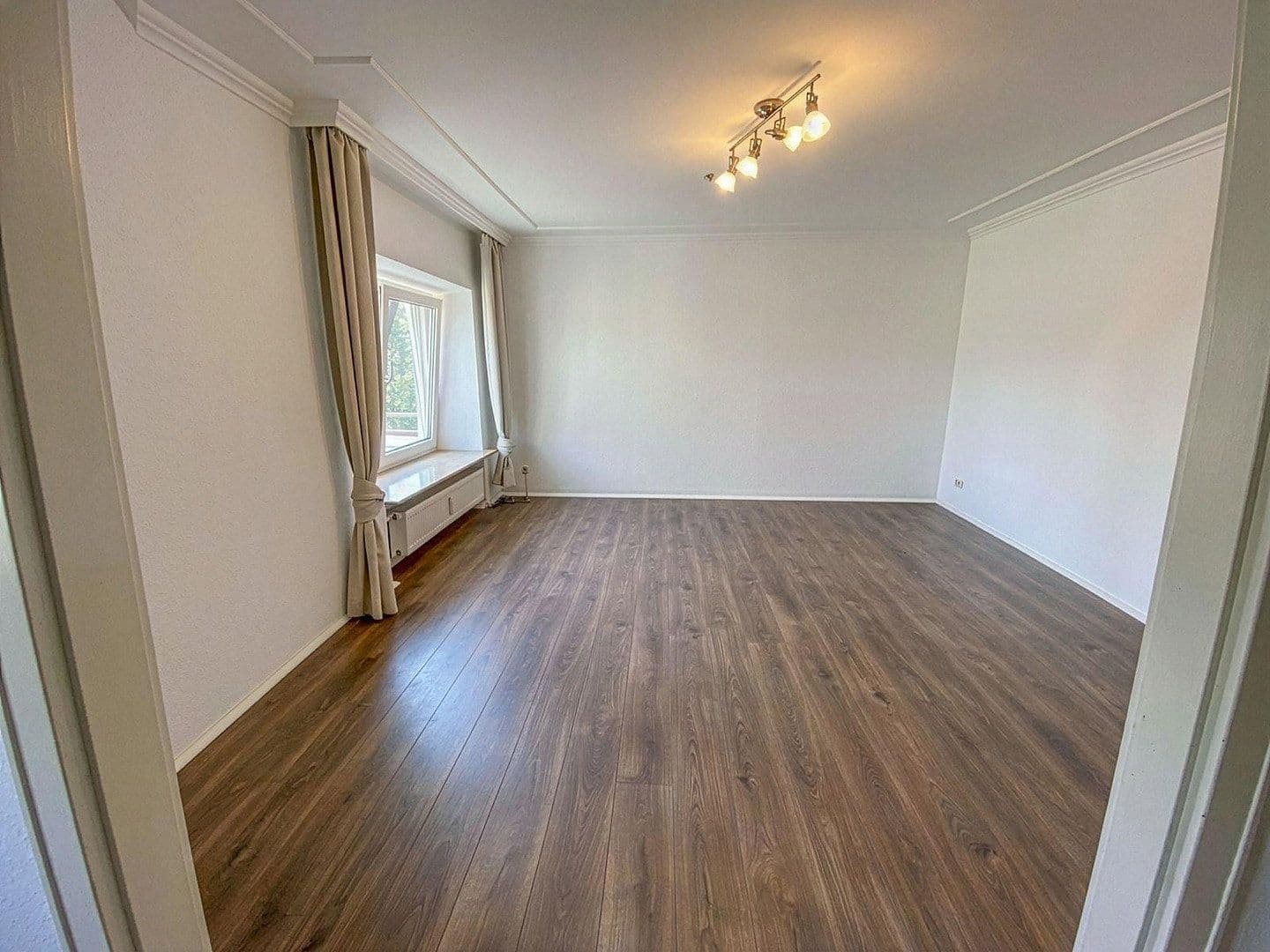 Prenájom bytu 4-izbový 100 m², Rennbaumstr. 114, Leverkusen, Severné Porýnie - Westfálsko Prenájom bytu 4-izbový 100 m², Rennbaumstr. 114, Leverkusen, Severné Porýnie - Westfálsko