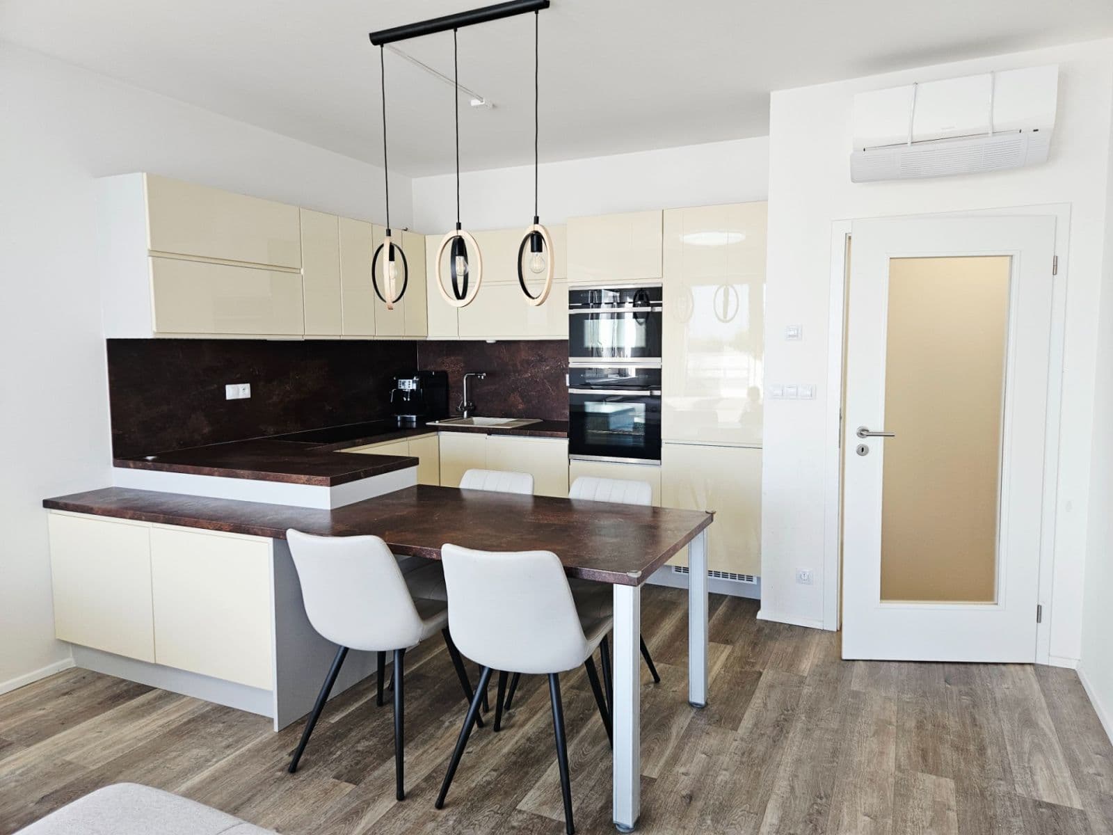 Predaj bytu 3-izbový 89 m², Čajkovského, Olomouc, Olomoucký kraj Predaj bytu 3-izbový 89 m², Čajkovského, Olomouc, Olomoucký kraj