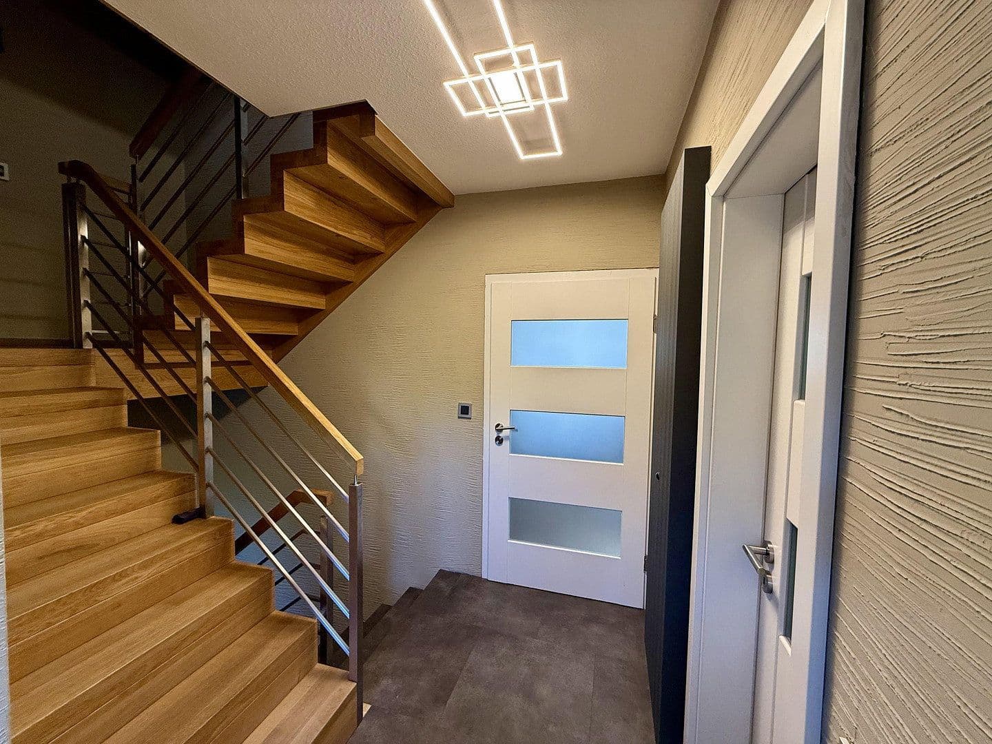 Predaj domu 330 m², pozemek 1.250 m², Birkenweg 22, Wettenberg, Hesensko Predaj domu 330 m², pozemek 1.250 m², Birkenweg 22, Wettenberg, Hesensko