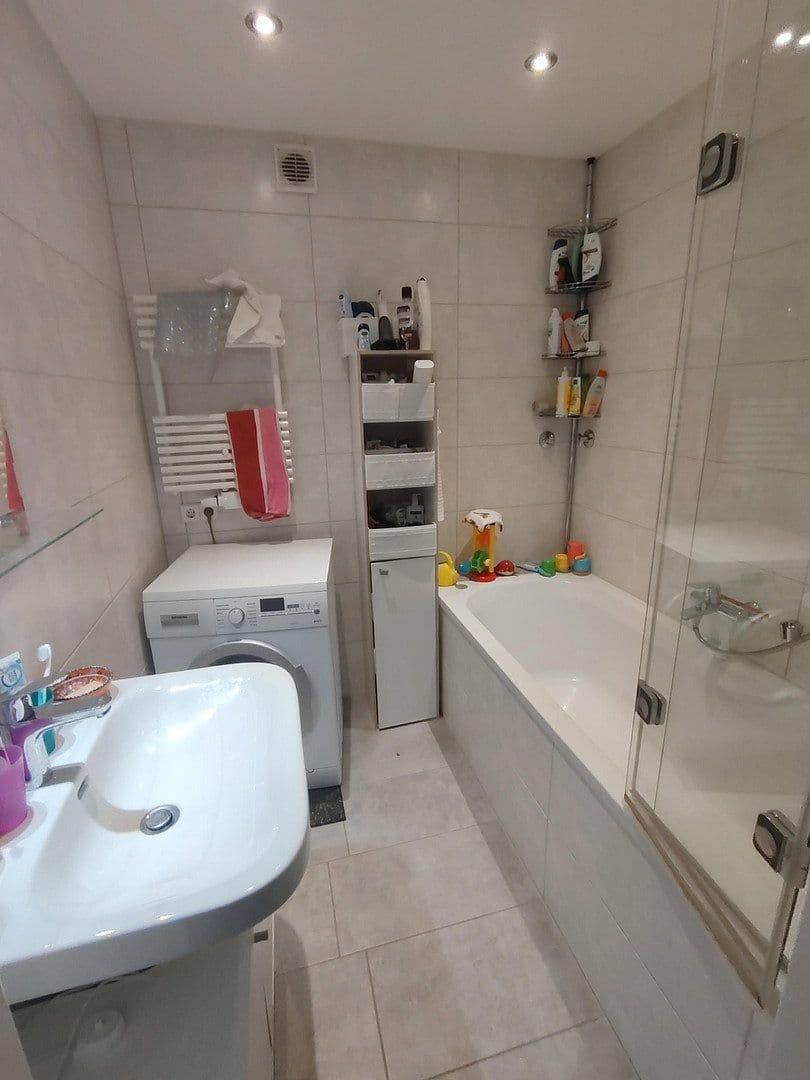 Prenájom bytu 3-izbový 83 m², Karlsruhe, Bádensko-Wurttembersko Prenájom bytu 3-izbový 83 m², Karlsruhe, Bádensko-Wurttembersko