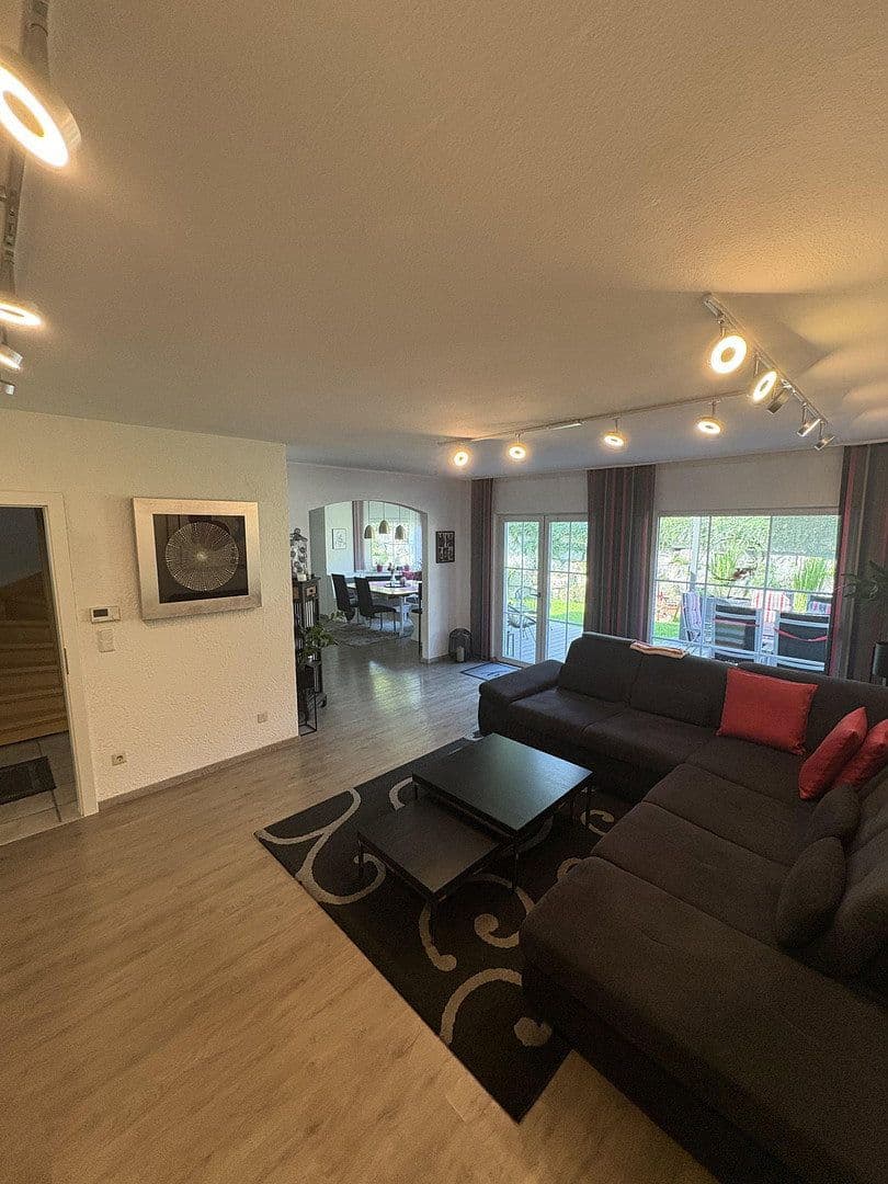 Predaj domu 133 m², pozemek 730 m², Kugelbergweg 5, Beratzhausen, Bavorsko Predaj domu 133 m², pozemek 730 m², Kugelbergweg 5, Beratzhausen, Bavorsko