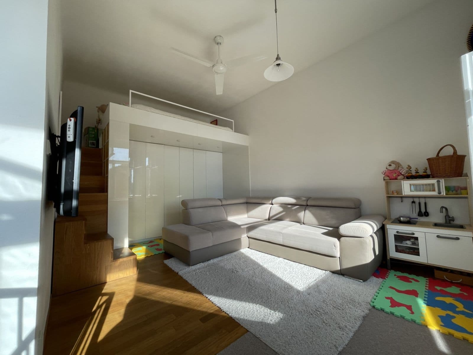 Prenájom bytu 1-izbový 38 m², Thámova, Praha, Praha Prenájom bytu 1-izbový 38 m², Thámova, Praha, Praha