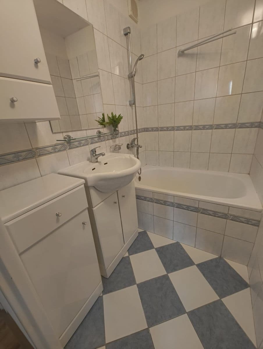 Prenájom bytu 2-izbový 43 m², Berlínská, Tábor, Jihočeský kraj Prenájom bytu 2-izbový 43 m², Berlínská, Tábor, Jihočeský kraj