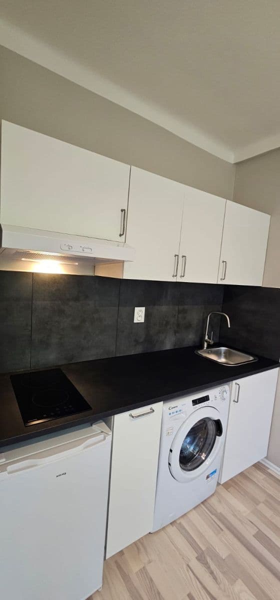 Prenájom bytu 1-izbový 25 m², Ke Strašnické, Praha, Praha Prenájom bytu 1-izbový 25 m², Ke Strašnické, Praha, Praha