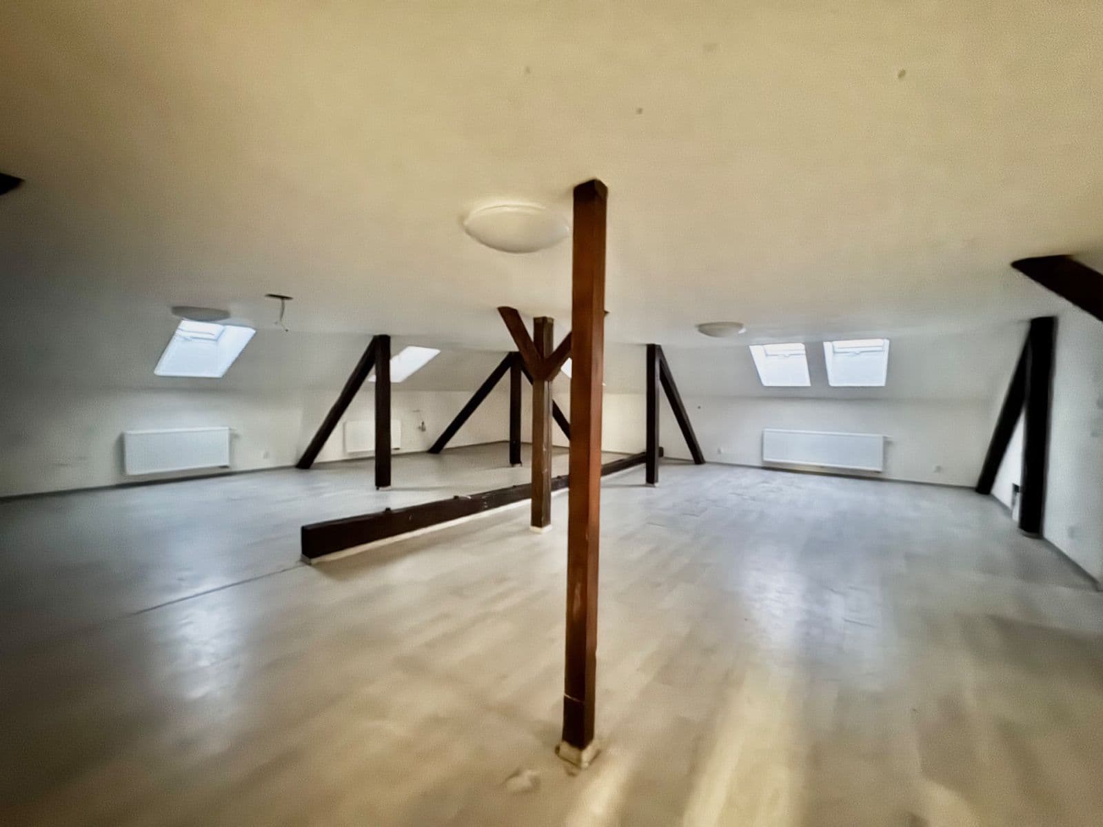 Prenájom bytu 4-izbový 217 m², Práce, Děčín, Ústecký kraj Prenájom bytu 4-izbový 217 m², Práce, Děčín, Ústecký kraj