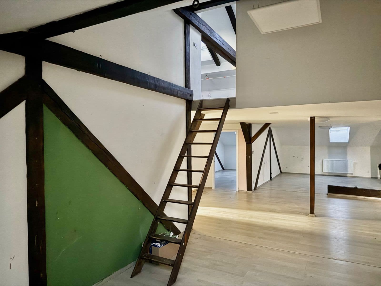 Prenájom bytu 4-izbový 217 m², Práce, Děčín, Ústecký kraj Prenájom bytu 4-izbový 217 m², Práce, Děčín, Ústecký kraj