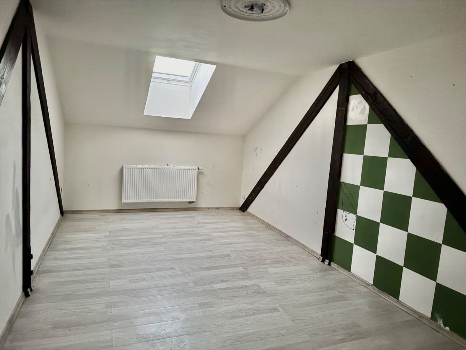 Prenájom bytu 4-izbový 217 m², Práce, Děčín, Ústecký kraj Prenájom bytu 4-izbový 217 m², Práce, Děčín, Ústecký kraj