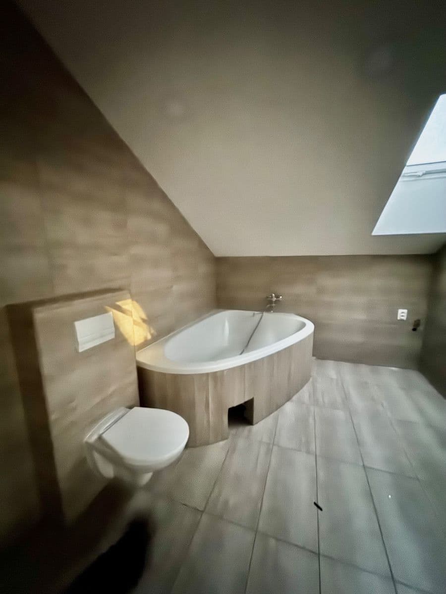 Prenájom bytu 4-izbový 217 m², Práce, Děčín, Ústecký kraj Prenájom bytu 4-izbový 217 m², Práce, Děčín, Ústecký kraj