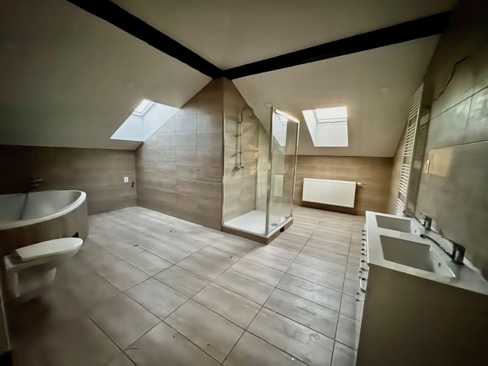 Prenájom bytu 4-izbový 217 m², Práce, Děčín, Ústecký kraj Prenájom bytu 4-izbový 217 m², Práce, Děčín, Ústecký kraj