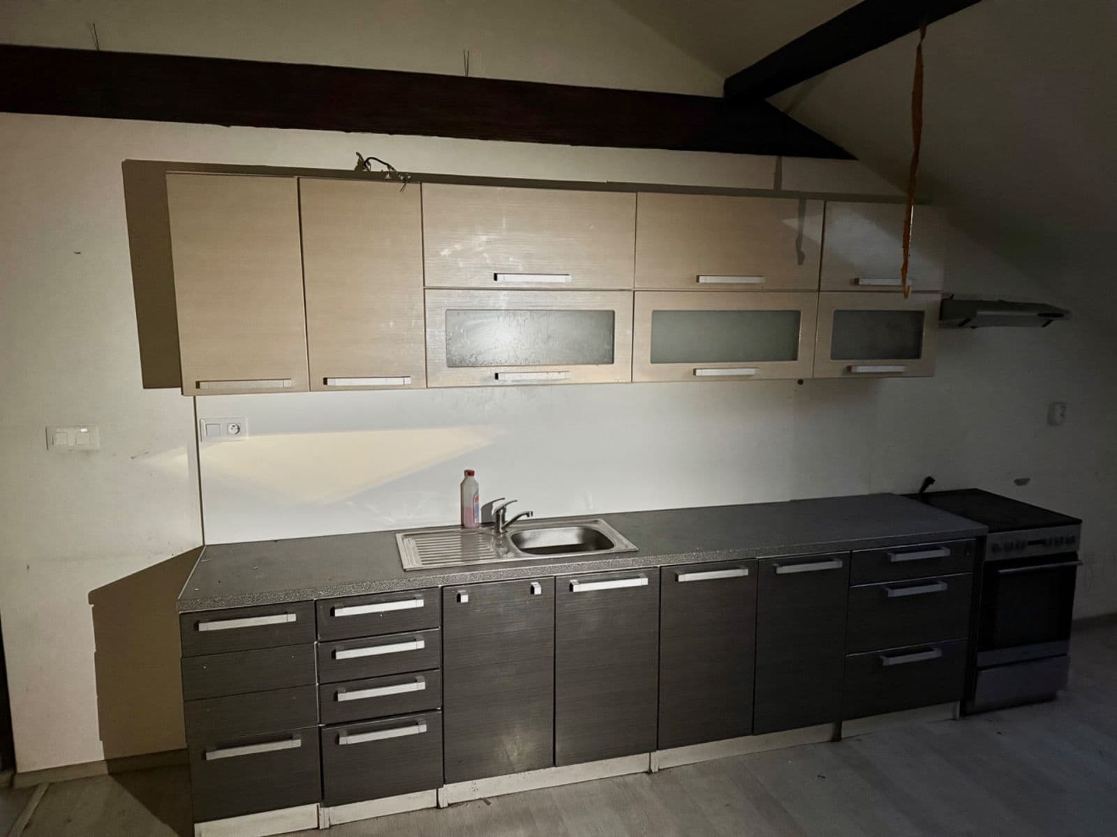Prenájom bytu 4-izbový 217 m², Práce, Děčín, Ústecký kraj Prenájom bytu 4-izbový 217 m², Práce, Děčín, Ústecký kraj