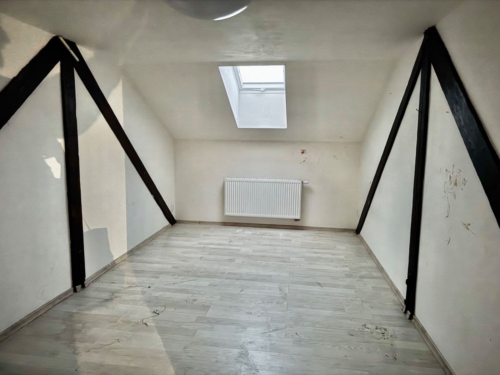 Prenájom bytu 4-izbový 217 m², Práce, Děčín, Ústecký kraj Prenájom bytu 4-izbový 217 m², Práce, Děčín, Ústecký kraj