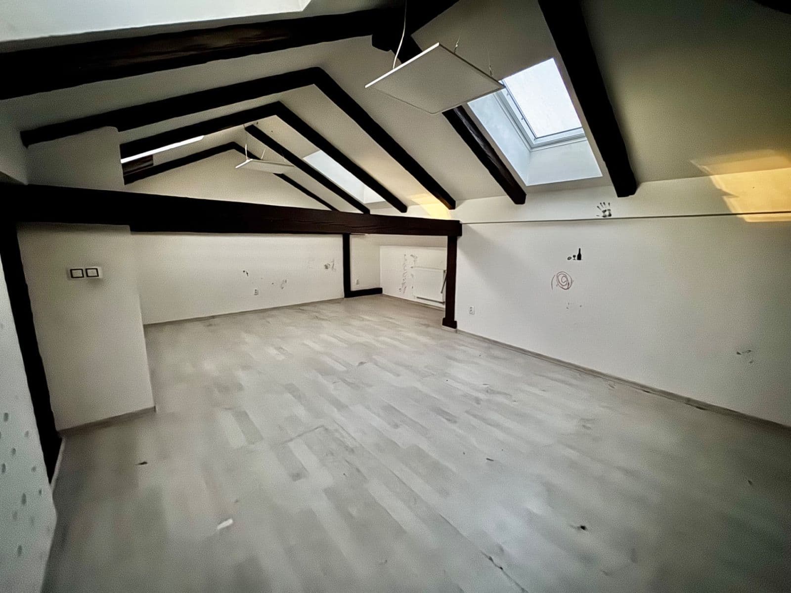 Prenájom bytu 4-izbový 217 m², Práce, Děčín, Ústecký kraj Prenájom bytu 4-izbový 217 m², Práce, Děčín, Ústecký kraj