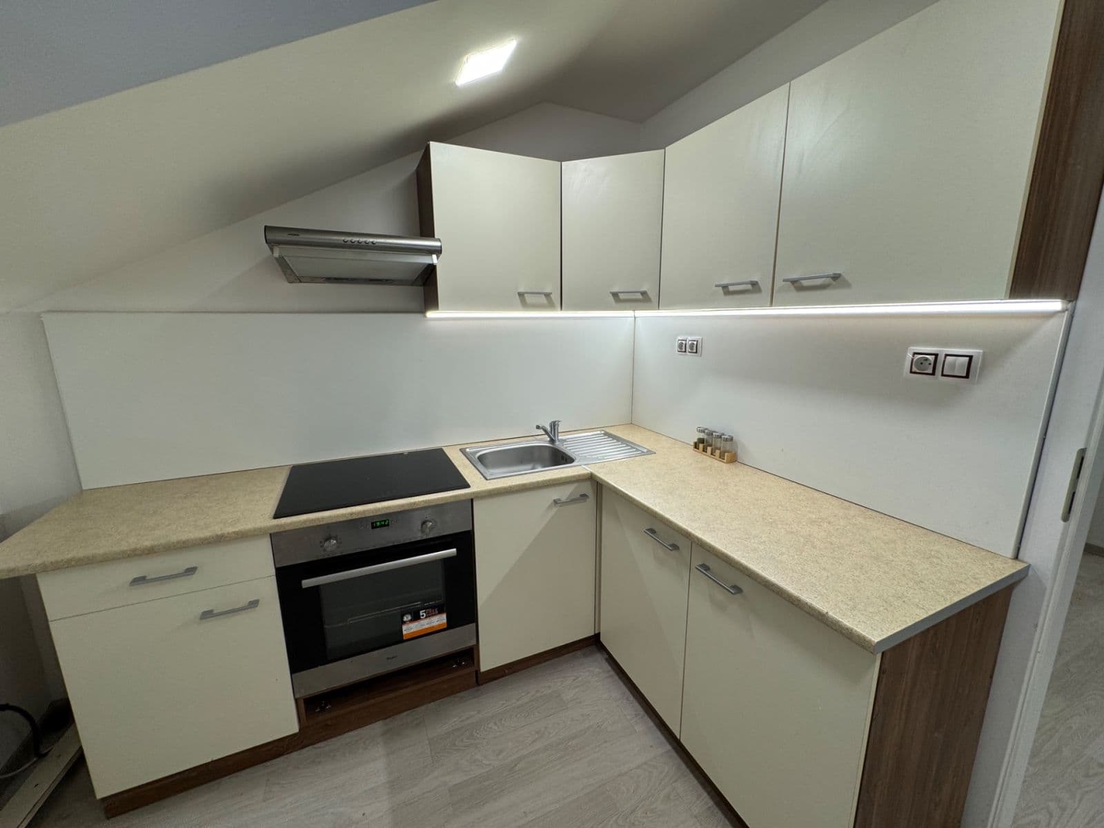 Prenájom bytu 2-izbový 46 m², Práce, Děčín, Ústecký kraj Prenájom bytu 2-izbový 46 m², Práce, Děčín, Ústecký kraj
