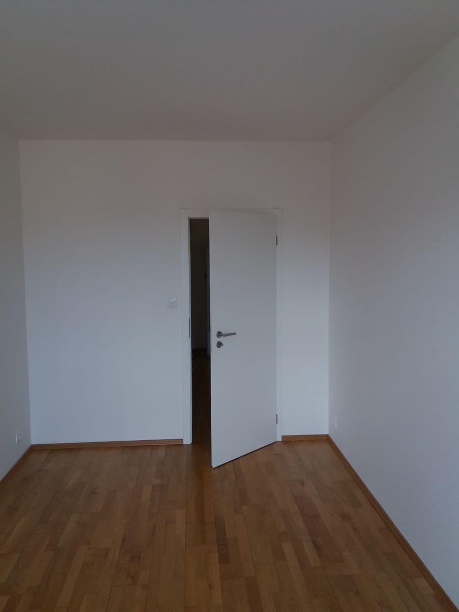 Prenájom bytu 4-izbový 72 m², Božetická, Praha, Praha Prenájom bytu 4-izbový 72 m², Božetická, Praha, Praha