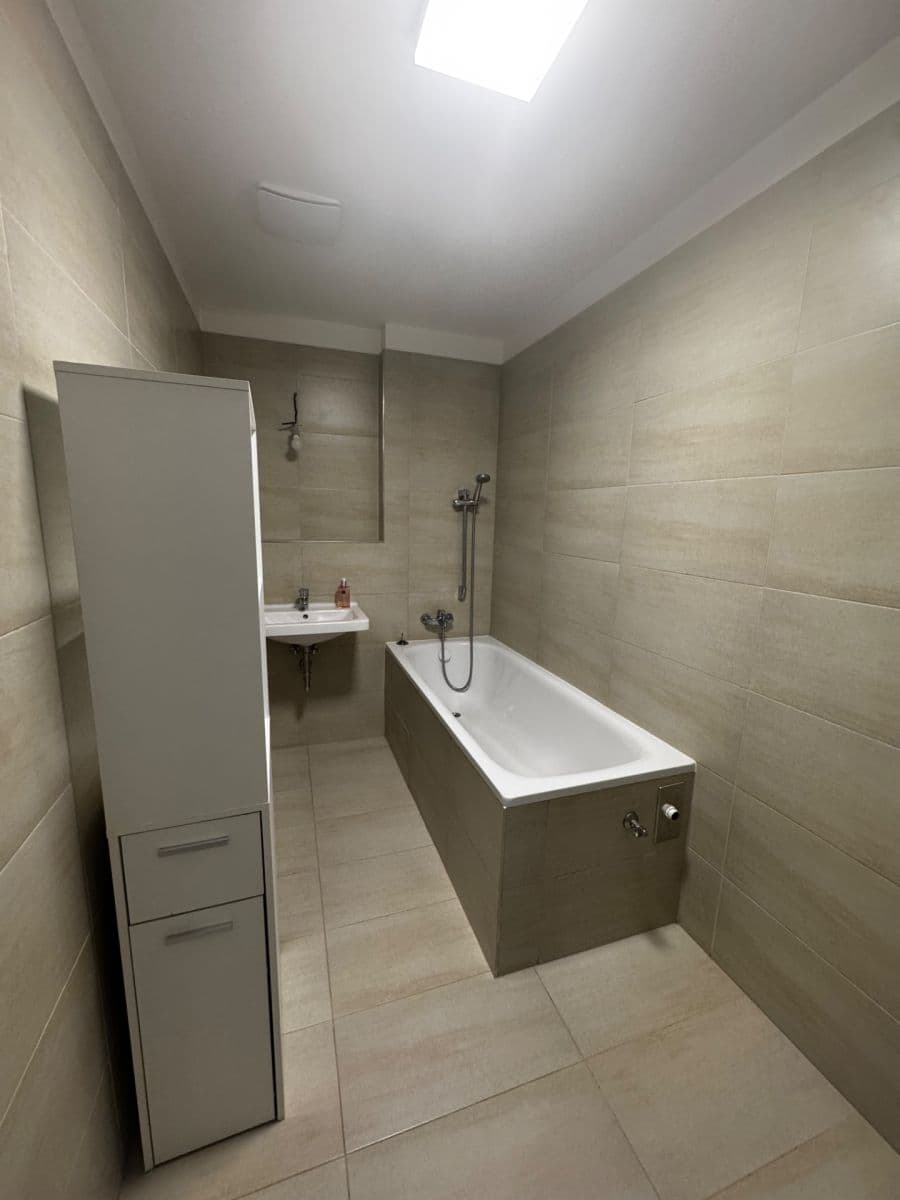 Prenájom bytu 3-izbový 77 m², Strnadových, Praha, Praha Prenájom bytu 3-izbový 77 m², Strnadových, Praha, Praha