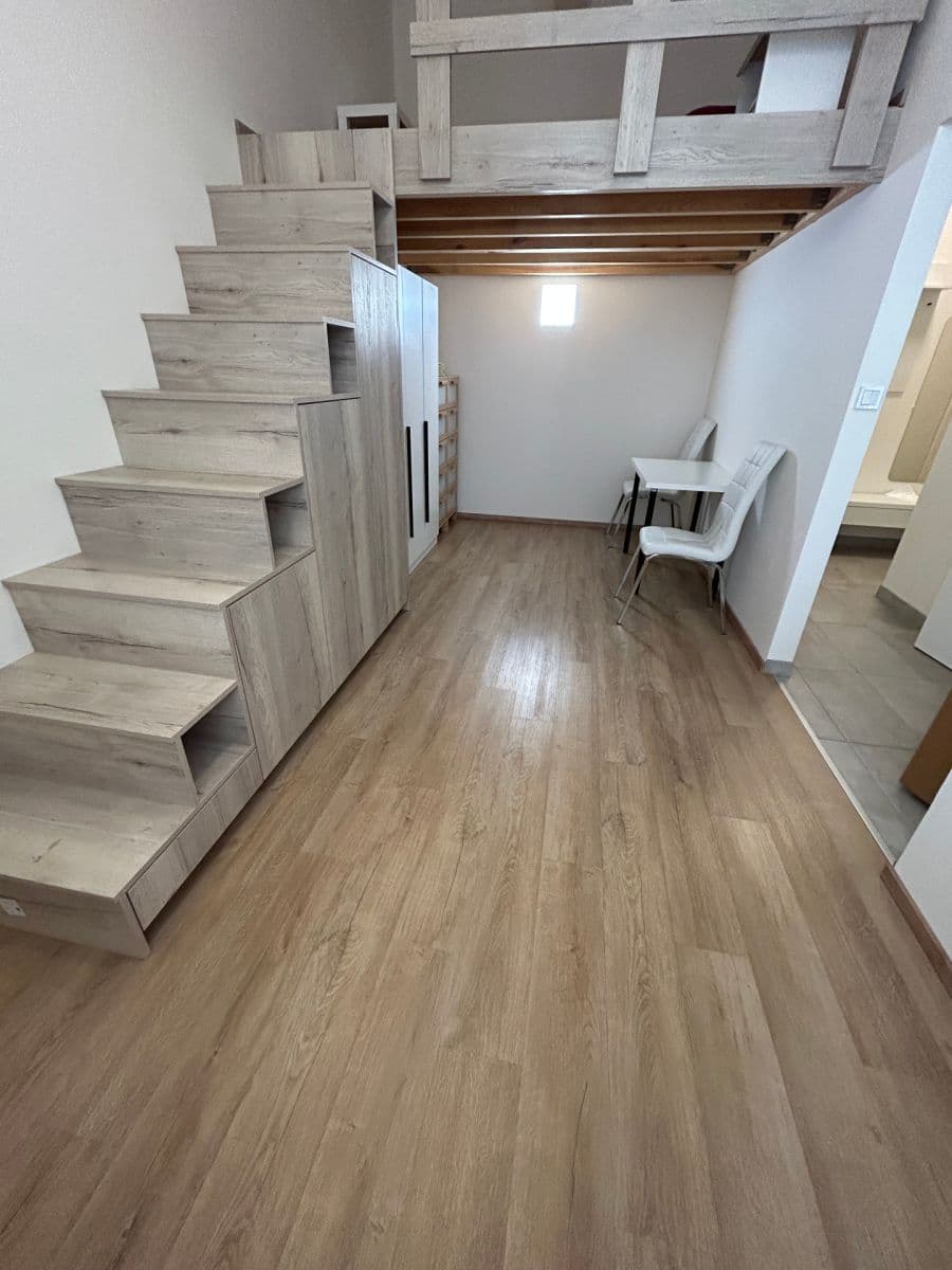 Prenájom bytu 1-izbový 34 m², Růžová, Praha, Praha Prenájom bytu 1-izbový 34 m², Růžová, Praha, Praha