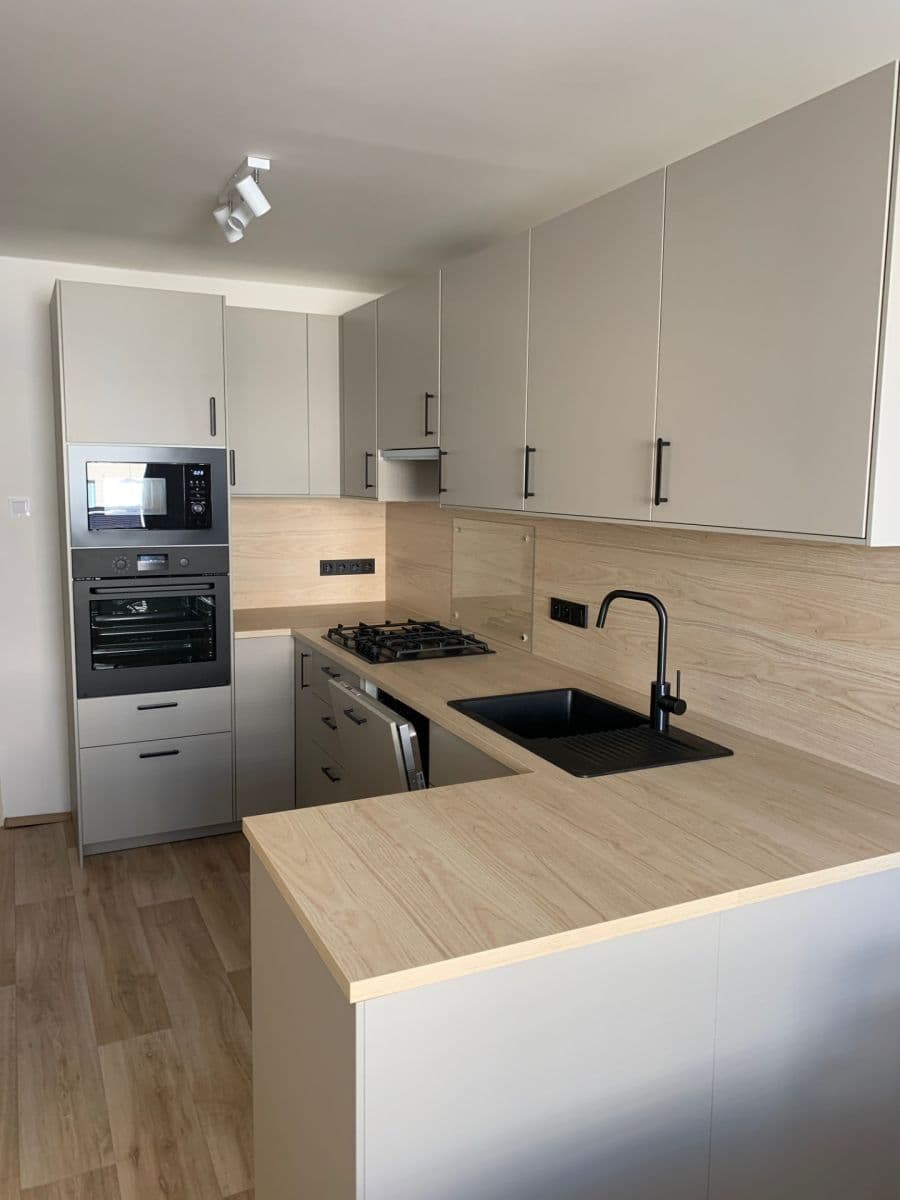 Prenájom bytu 3-izbový 90 m², Hněvkovského, Praha, Praha Prenájom bytu 3-izbový 90 m², Hněvkovského, Praha, Praha