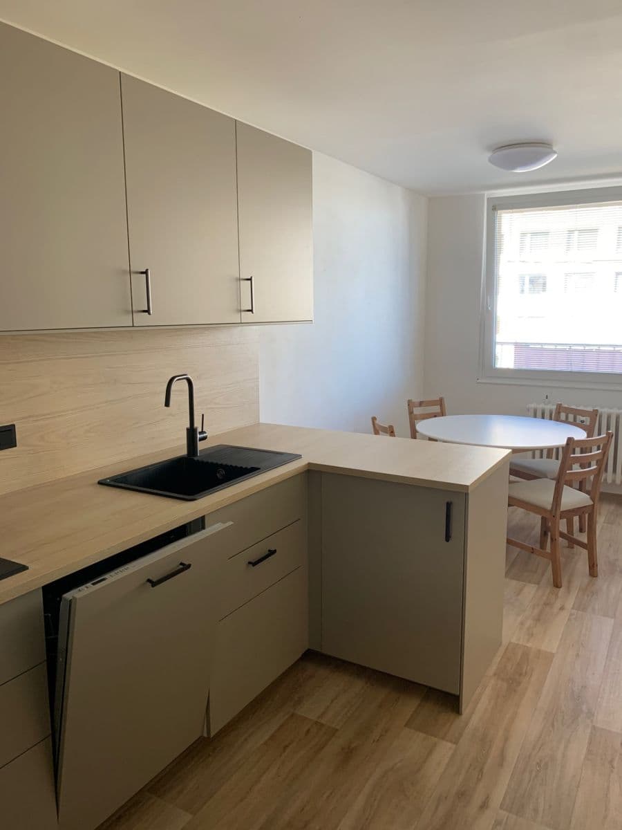 Prenájom bytu 3-izbový 90 m², Hněvkovského, Praha, Praha Prenájom bytu 3-izbový 90 m², Hněvkovského, Praha, Praha