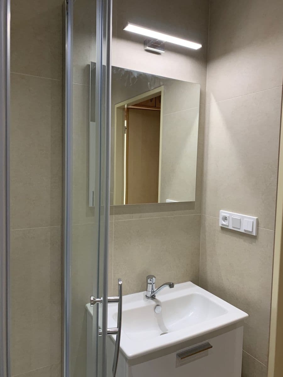 Prenájom bytu 3-izbový 90 m², Hněvkovského, Praha, Praha Prenájom bytu 3-izbový 90 m², Hněvkovského, Praha, Praha