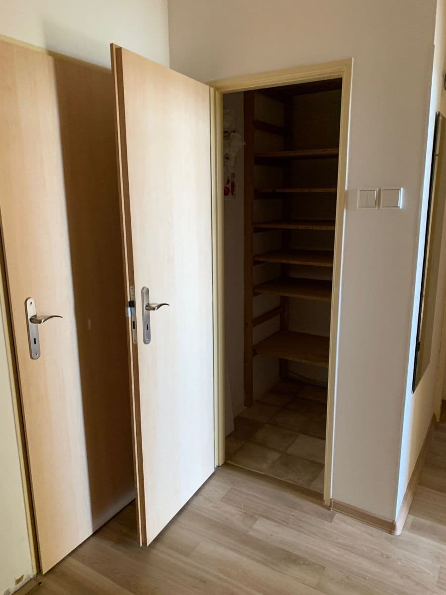 Prenájom bytu 3-izbový 90 m², Hněvkovského, Praha, Praha Prenájom bytu 3-izbový 90 m², Hněvkovského, Praha, Praha
