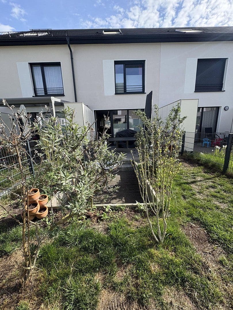 Predaj domu 145 m², pozemek 144 m², Helmut-Schmidt-Ring, Röthenbach an der Pegnitz, Bavorsko Predaj domu 145 m², pozemek 144 m², Helmut-Schmidt-Ring, Röthenbach an der Pegnitz, Bavorsko