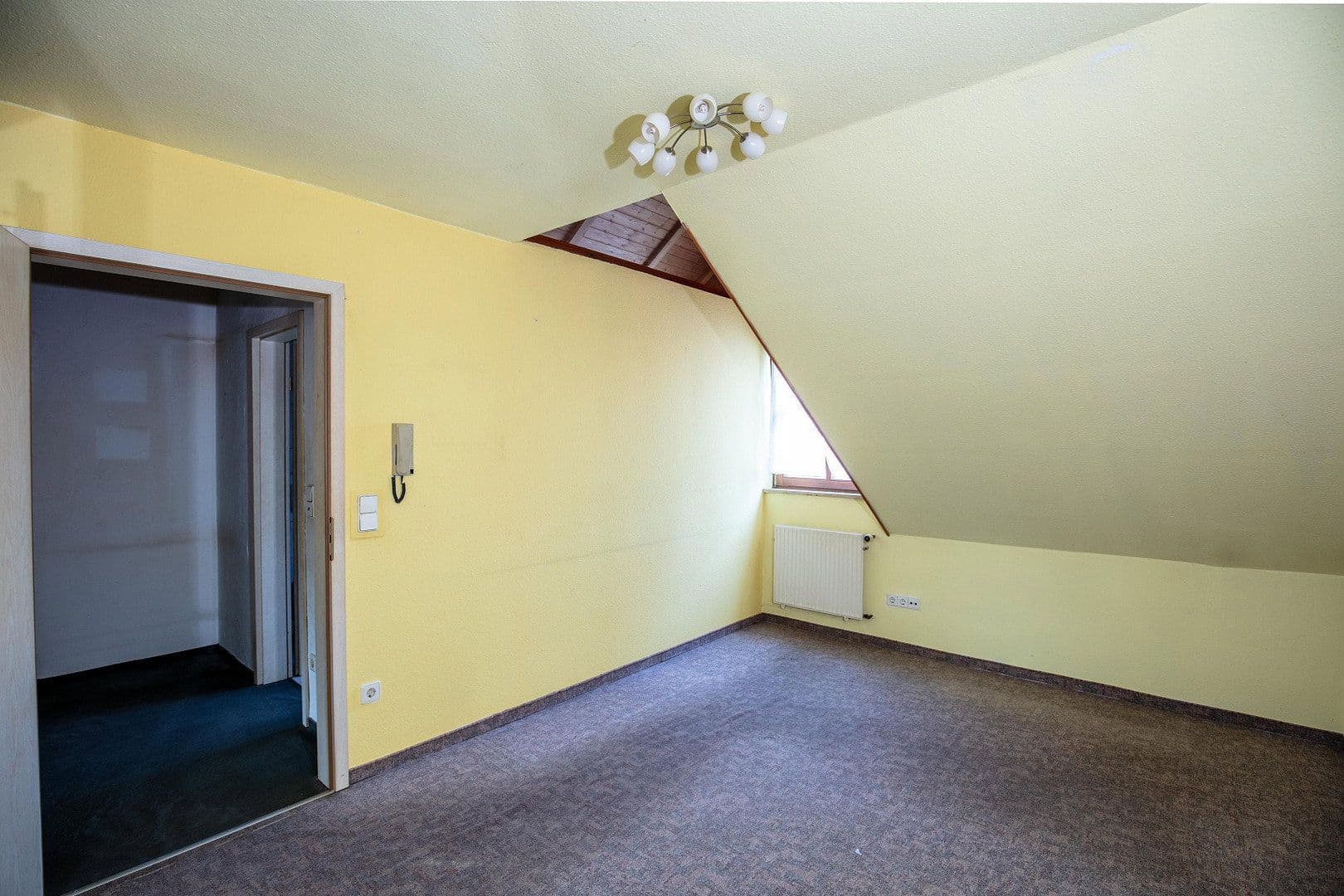 Predaj domu 135 m², pozemek 325 m², Schulstraße 20e, Großheirath, Bavorsko Predaj domu 135 m², pozemek 325 m², Schulstraße 20e, Großheirath, Bavorsko