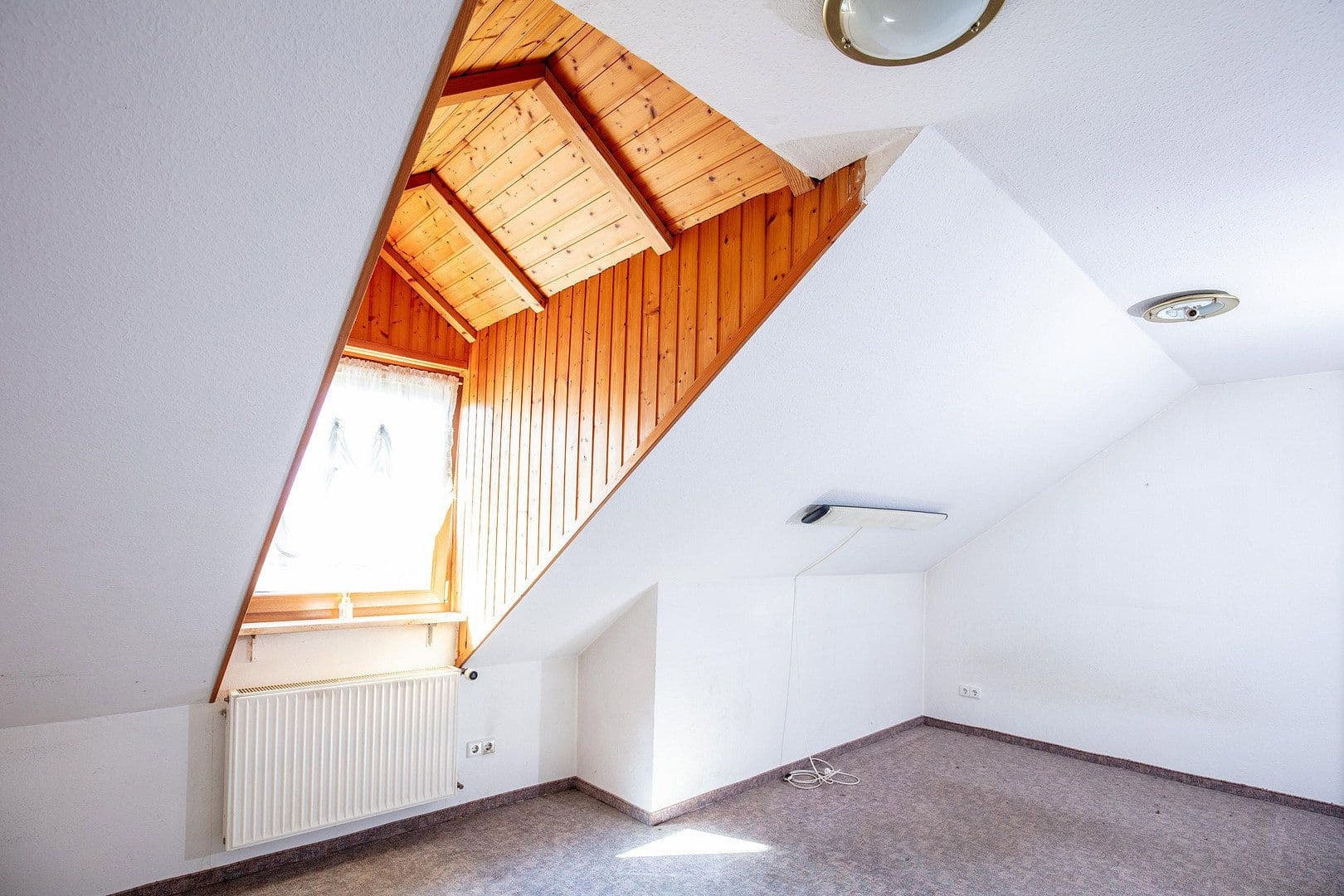Predaj domu 135 m², pozemek 325 m², Schulstraße 20e, Großheirath, Bavorsko Predaj domu 135 m², pozemek 325 m², Schulstraße 20e, Großheirath, Bavorsko