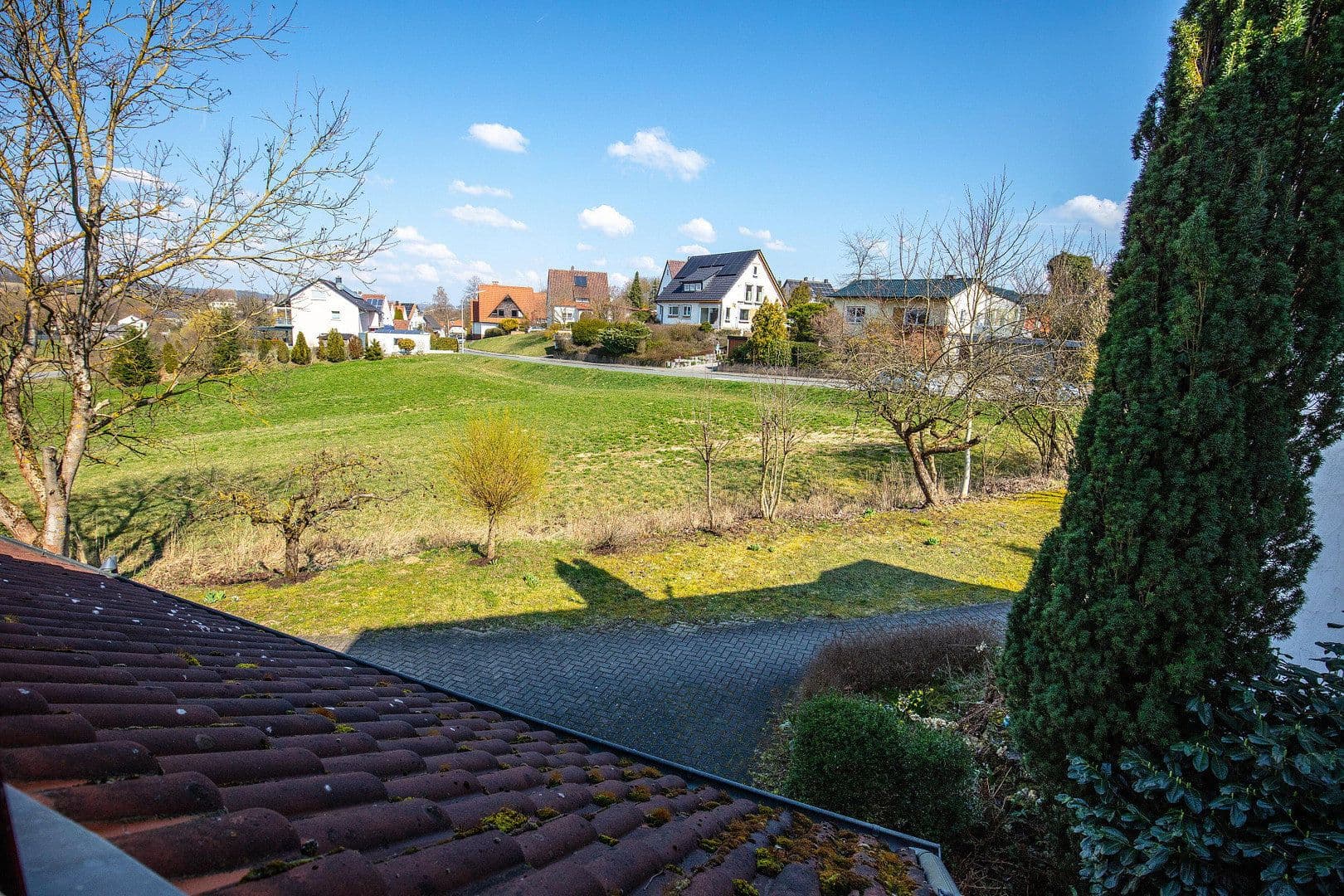 Predaj domu 135 m², pozemek 325 m², Schulstraße 20e, Großheirath, Bavorsko Predaj domu 135 m², pozemek 325 m², Schulstraße 20e, Großheirath, Bavorsko