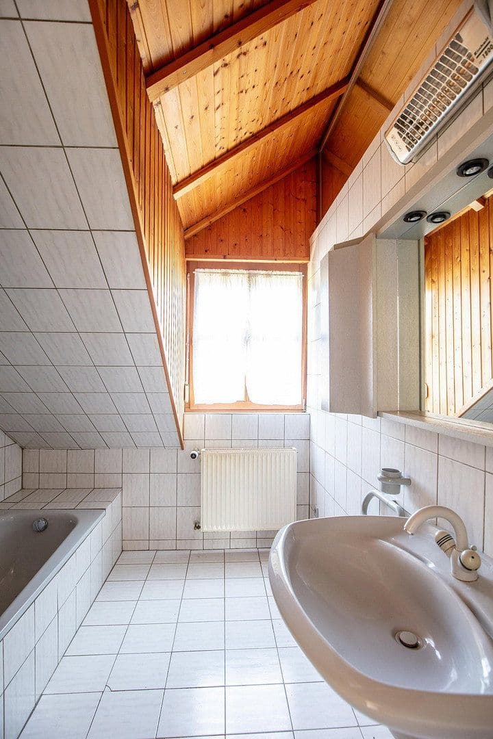 Predaj domu 135 m², pozemek 325 m², Schulstraße 20e, Großheirath, Bavorsko Predaj domu 135 m², pozemek 325 m², Schulstraße 20e, Großheirath, Bavorsko