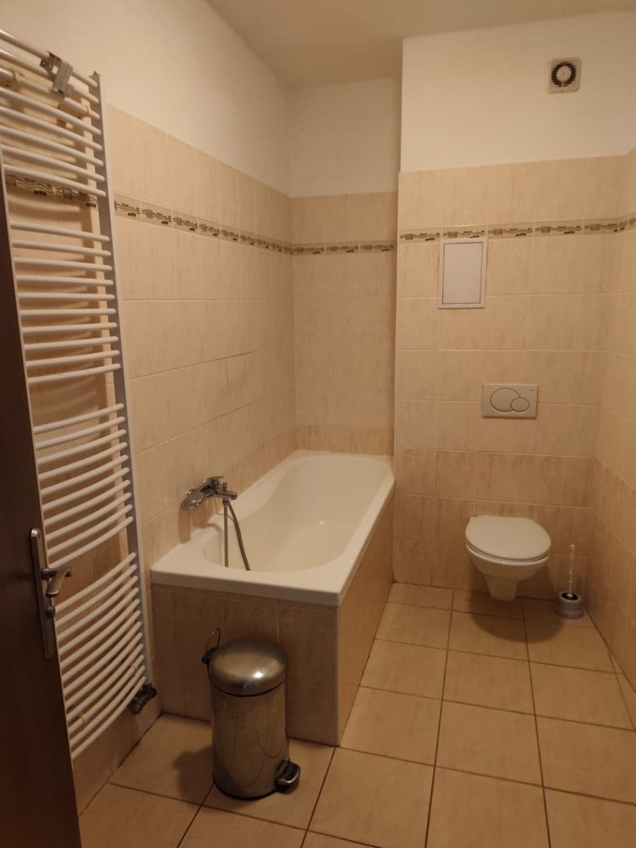 Prenájom bytu 1-izbový 36 m², Resselovo náměstí, Chrudim, Pardubický kraj Prenájom bytu 1-izbový 36 m², Resselovo náměstí, Chrudim, Pardubický kraj