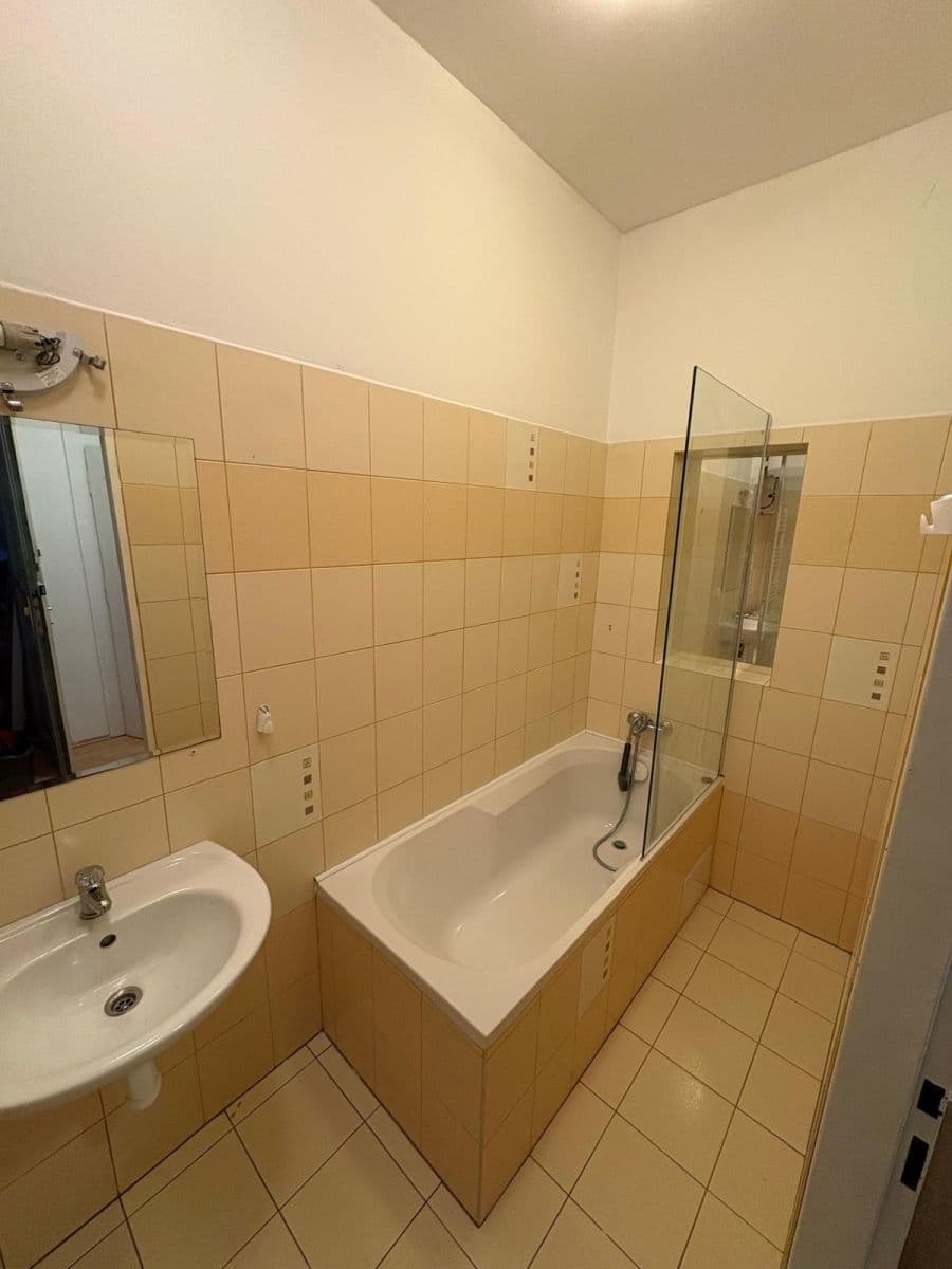 Prenájom bytu 2-izbový 80 m², Na Kovárně, Praha, Praha Prenájom bytu 2-izbový 80 m², Na Kovárně, Praha, Praha