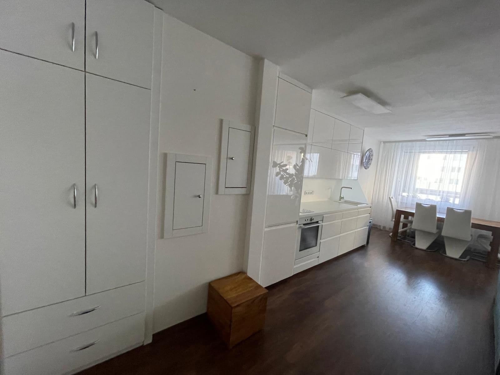 Prenájom bytu 3-izbový 82 m², Jeseniova, Praha, Praha Prenájom bytu 3-izbový 82 m², Jeseniova, Praha, Praha