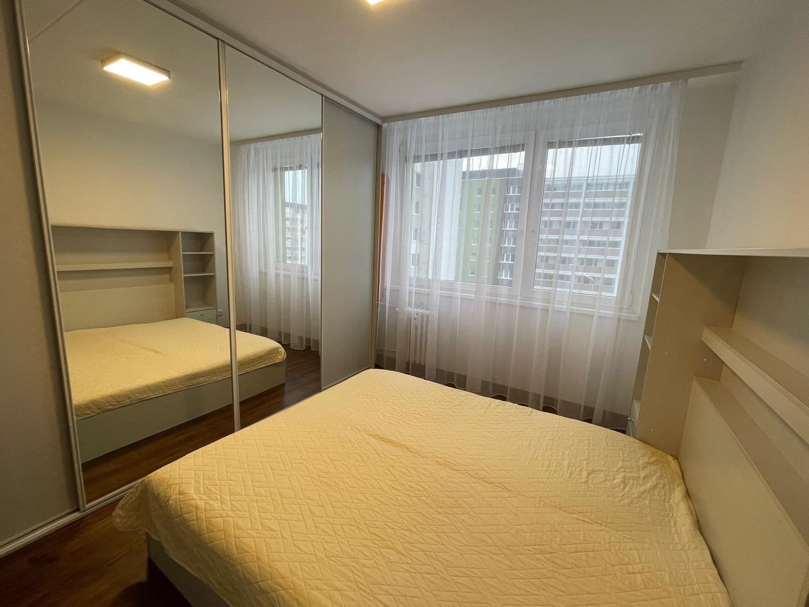 Prenájom bytu 3-izbový 82 m², Jeseniova, Praha, Praha Prenájom bytu 3-izbový 82 m², Jeseniova, Praha, Praha