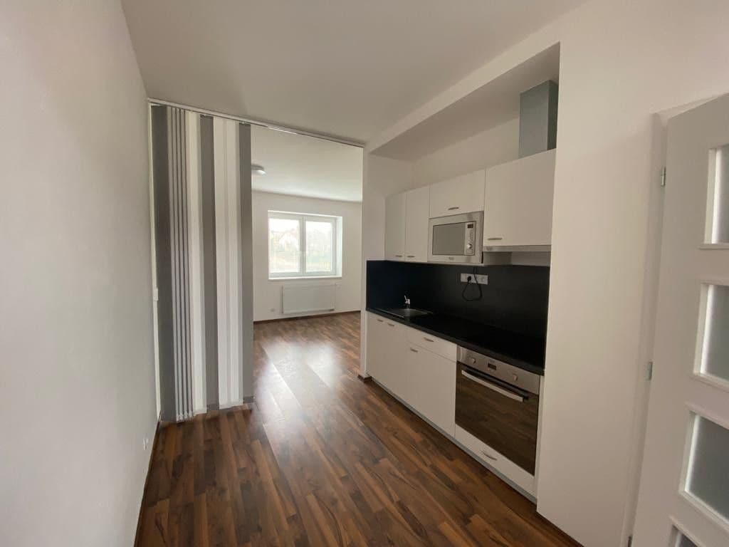 Prenájom bytu 1-izbový 36 m², Masarykovo náměstí, Mnichovice, Středočeský kraj Prenájom bytu 1-izbový 36 m², Masarykovo náměstí, Mnichovice, Středočeský kraj