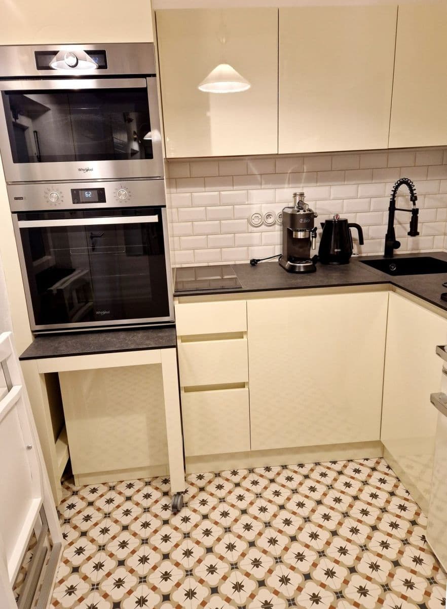 Prenájom bytu 1-izbový 34 m², Kosmákova, Jihlava, Kraj Vysočina Prenájom bytu 1-izbový 34 m², Kosmákova, Jihlava, Kraj Vysočina