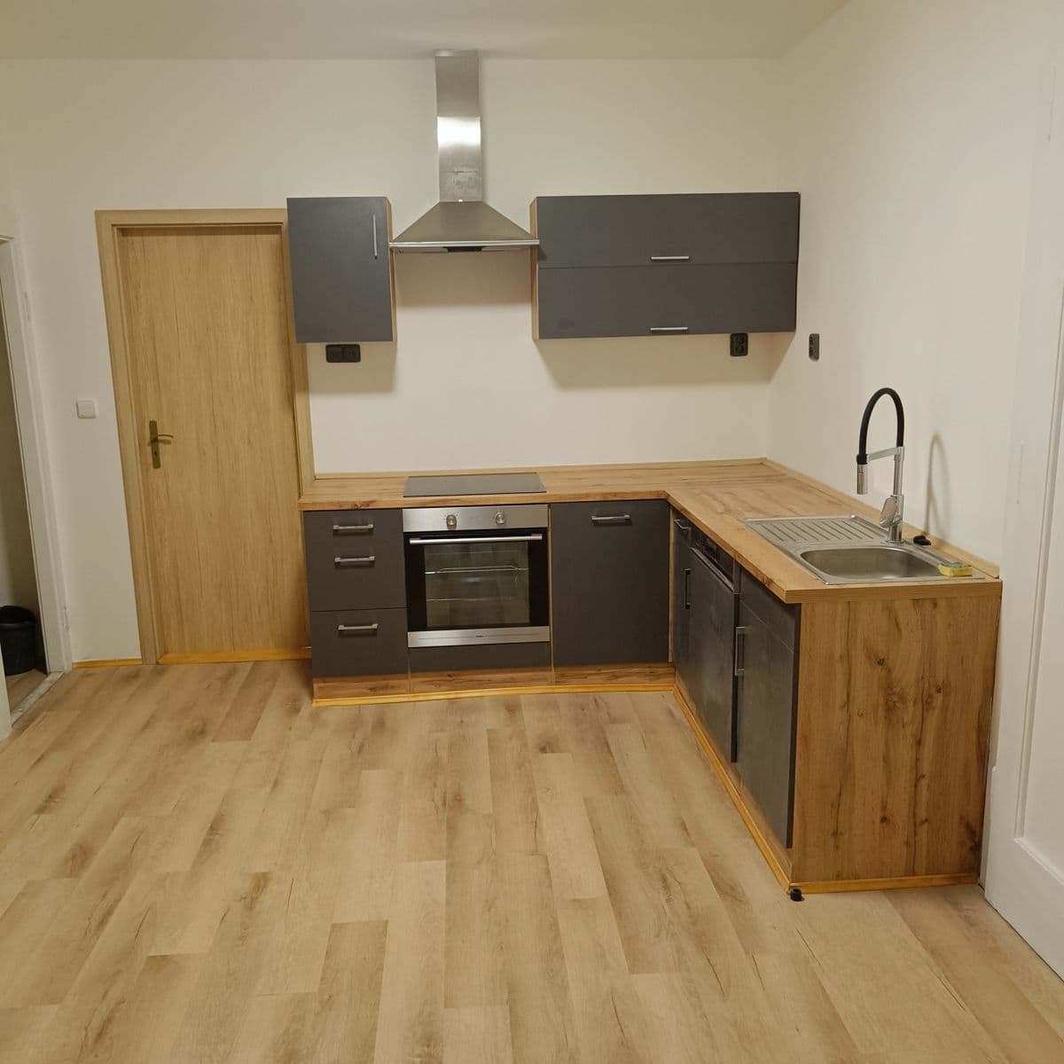 Prenájom bytu 3-izbový 79 m², Karlovo náměstí, Praha, Praha Prenájom bytu 3-izbový 79 m², Karlovo náměstí, Praha, Praha