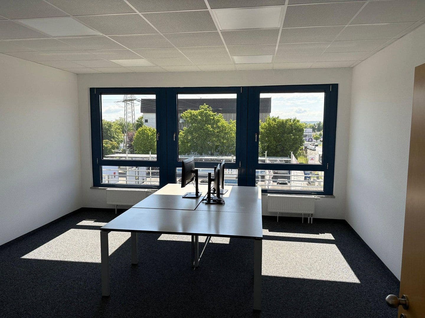 Prenájom kancelárie 50 m², Berner Str. 71, Frankfurt - Nieder-Eschbach, Hesensko Prenájom kancelárie 50 m², Berner Str. 71, Frankfurt - Nieder-Eschbach, Hesensko