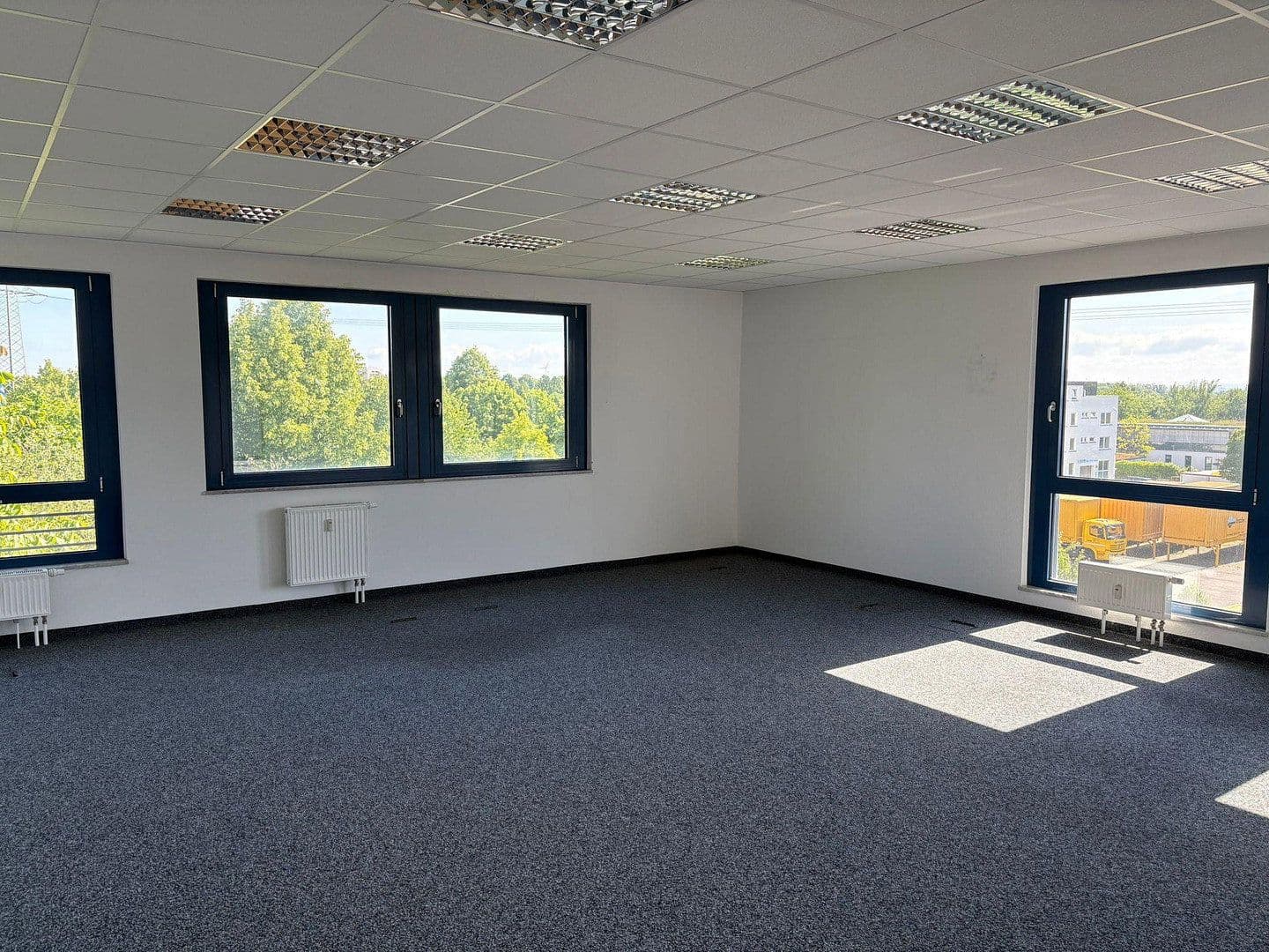 Prenájom kancelárie 50 m², Berner Str. 71, Frankfurt - Nieder-Eschbach, Hesensko Prenájom kancelárie 50 m², Berner Str. 71, Frankfurt - Nieder-Eschbach, Hesensko