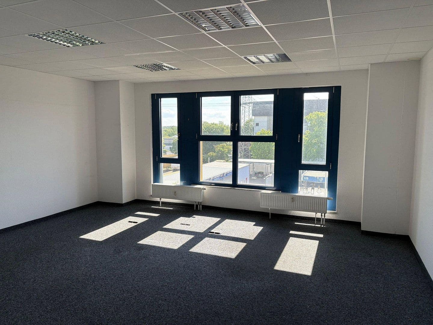 Prenájom kancelárie 50 m², Berner Str. 71, Frankfurt - Nieder-Eschbach, Hesensko Prenájom kancelárie 50 m², Berner Str. 71, Frankfurt - Nieder-Eschbach, Hesensko