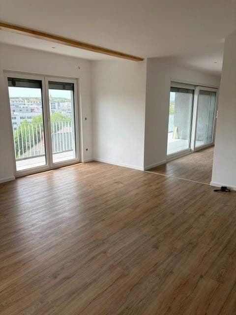 Prenájom bytu 5-izbový 149 m², Nürtingen, Bádensko-Wurttembersko Prenájom bytu 5-izbový 149 m², Nürtingen, Bádensko-Wurttembersko