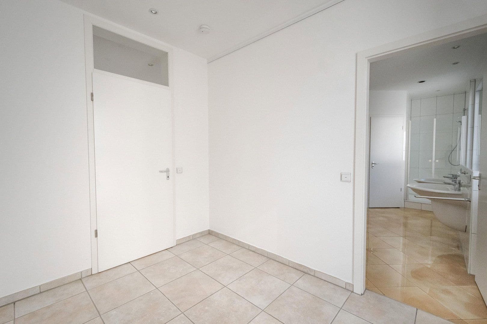 Prenájom bytu 5-izbový 149 m², Tübingen, Bádensko-Wurttembersko Prenájom bytu 5-izbový 149 m², Tübingen, Bádensko-Wurttembersko