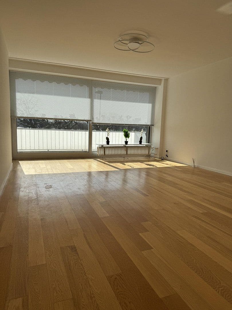 Prenájom bytu 3-izbový 90 m², Rheinallee 137, Düsseldorf, Severné Porýnie - Westfálsko Prenájom bytu 3-izbový 90 m², Rheinallee 137, Düsseldorf, Severné Porýnie - Westfálsko